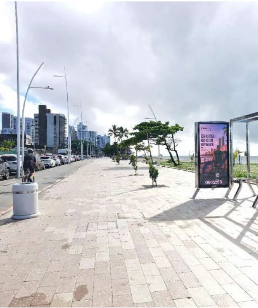 Foto real da campanha: painel digital do Parabank na orla de Boa Viagem, no Recife