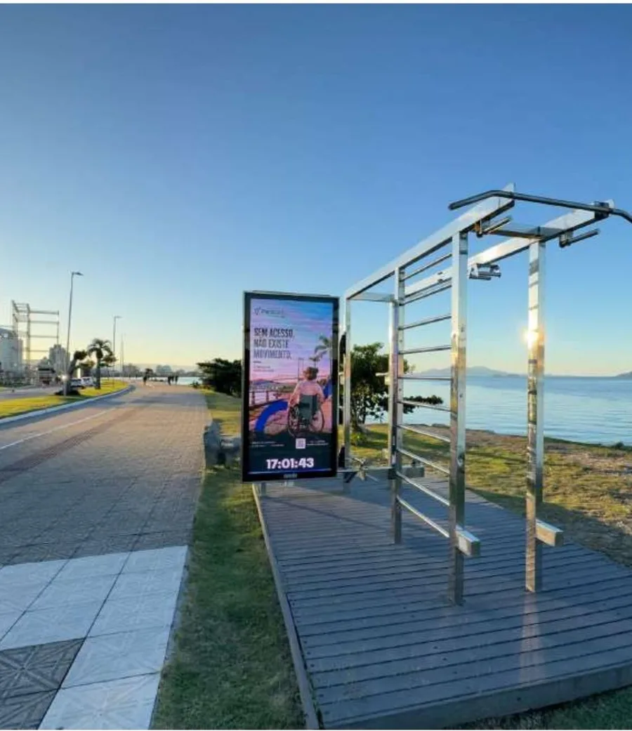 Foto real da campanha: painel digital do Parabank na Beira Mar de Florianópolis, com o mar ao fundo
